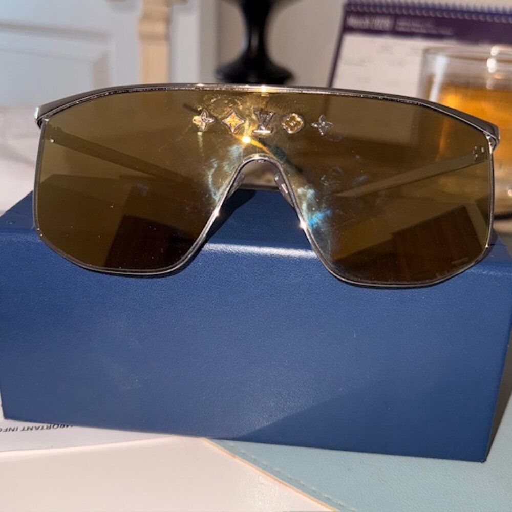 LOUIS VUITTON SUNGLASSES - Picture 2 of 5